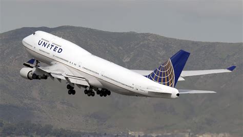 boeing  uniteds farewell flight sells      hours