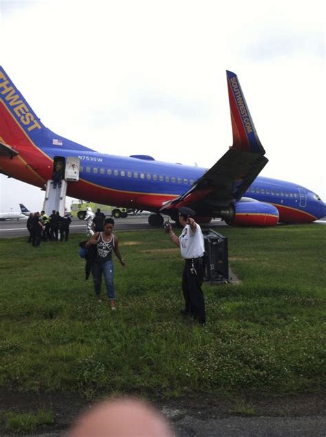 terrifying video shot  southwest plane  crash landing   york