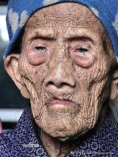 woman  wrinkles   face  head    camera