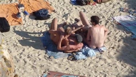 Группа мужиков занимается сексом на пляже Xhamster
