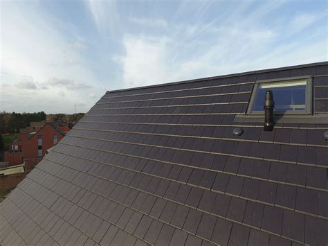 mat zwarte vlakke strakke dakpannen voor moderne hellende daken minimalistisch design