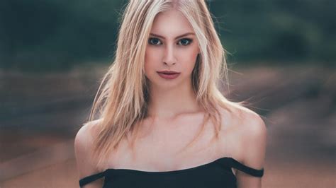 sexy cute and beautiful slim blonde girl wallpaper 2385