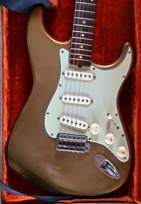 fender stratocaster  shoreline gold guitar