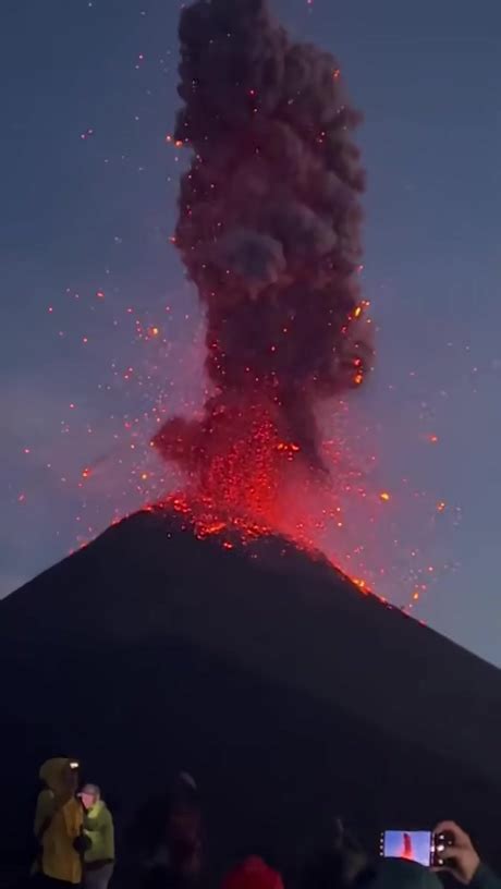 dumpert vulkaan doet kotsen