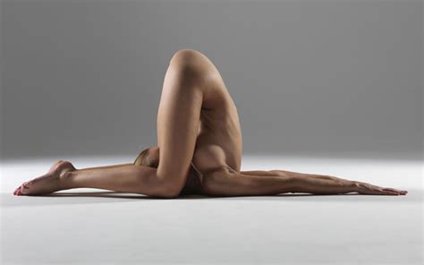Nude Yoga Instructor Shows Off Amazing Poses Nsfw