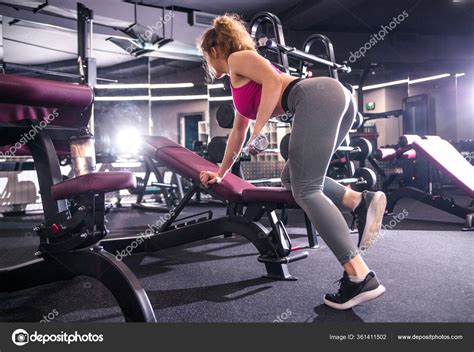 entrenamiento chica fitness sexy joven con pesas banco atletismo