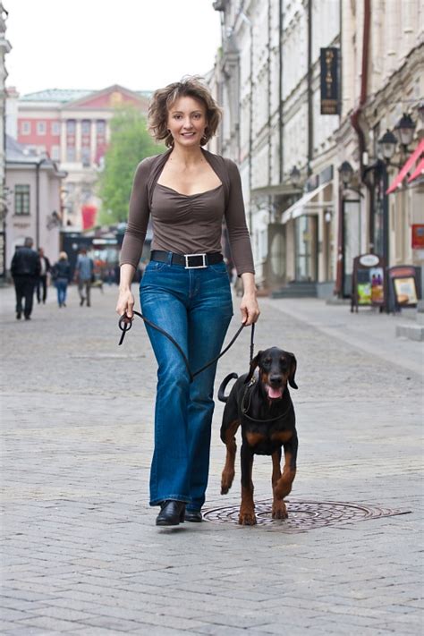 Paseaba A Su Perro Mujer Rusa Paseando A Su Perro En La