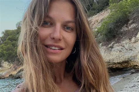 34 Year Old Anna Lewandowska Showed Shapely Legs On The Wall Fans In