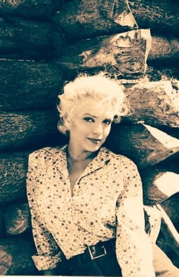 Rare Photo Of Lovely Marilyn Monroe During The Making Of River Of No
