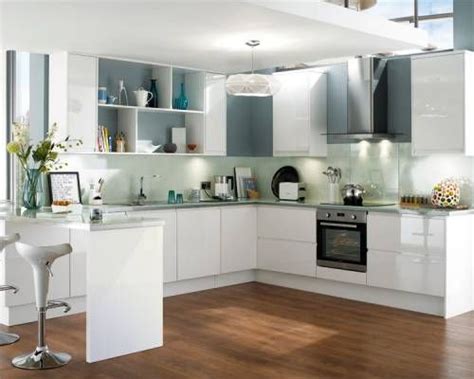 howdens high gloss white kitchen    flint grey  kitchen
