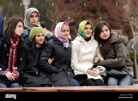 Las Mujeres Turcas Posan Para Una Fotografía En Estambul Turquía