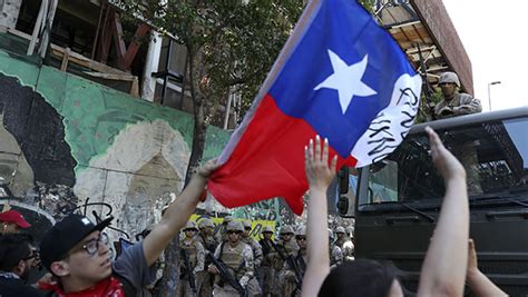 la troisième nuit de couvre feu décrétée dans la capitale du chili