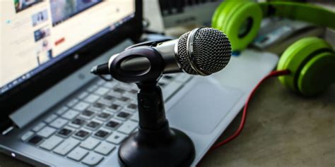 hassle ways  connect  microphone   pc makeuseof