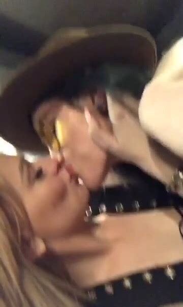bella thorne lesbian kiss celebrity leaks scandals leaked sextapes