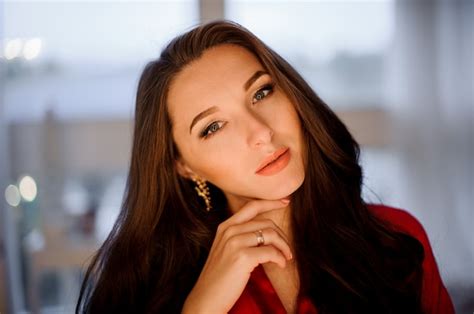 premium photo portrait   young  attractive brown haired woman