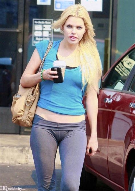 22 worst cases of celebrity camel toe paw prints pinterest camel yoga pants and tights