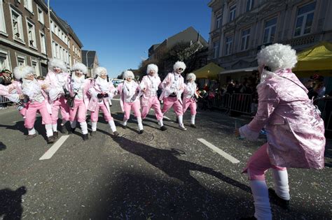 folclore  tradicion en eupen el carnaval del lunes de las rosas