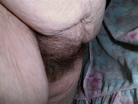 hairy granny showing her wrinkled body pichunter