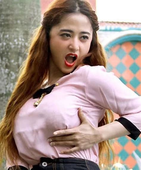 Artis Dan Model Indonesia Super Seksi Dengan Ukuran Dada