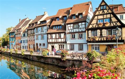 top  gorgeous towns  cities  visit  france