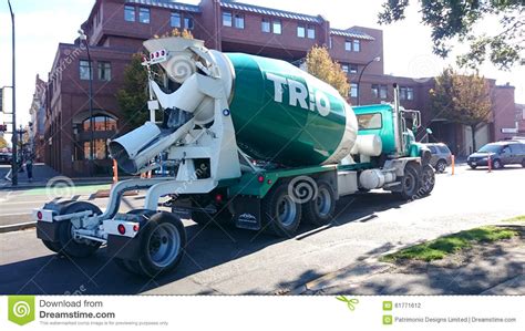 de concrete mixer van de cementvrachtwagen redactionele fotografie image  vervoer machine