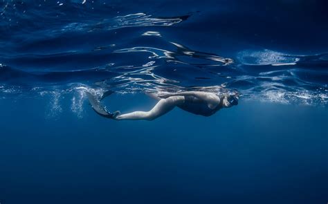 Hintergrundbilder Unterwasser Frau Blau Schwimmen 2560x1595