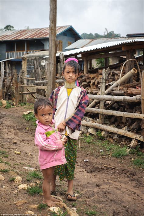 Photographer Dmytro Ghilitukha Captures Members Of Kayan Tribe Stretch