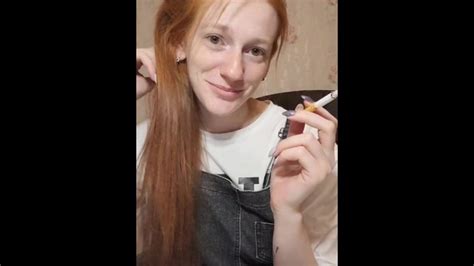 Fumando Pelirroja Chica