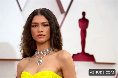 Zendaya Sexy Arrives At 93rd Academy Awards Wearing A Mask And Long
