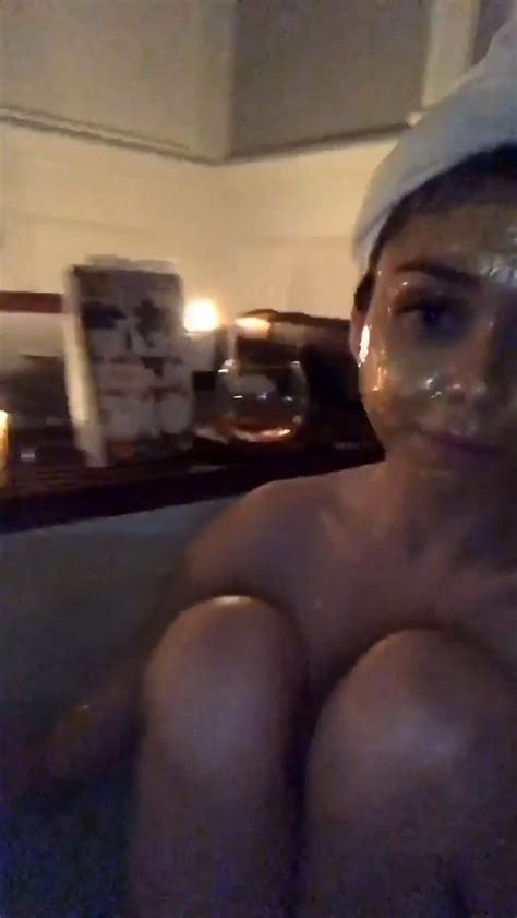 sarah hyland new leaked nude and topless photos in bathtub scandal planet