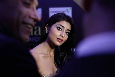 bollywood insider photo gallery shriya saran hot bare back and sexy cleavage show in saree