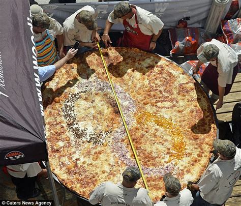 slice  history chef builds  worlds biggest pizza weighing lb  measuring