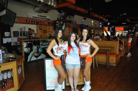 me and nice waitresses at hooters of long beach picture of hooters