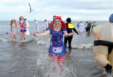 Seaburn Boxing Day Dip Sub Zero Dippers Brave The Cold For Charity