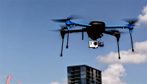 gopro podria lanzar su linea de drones en  surf