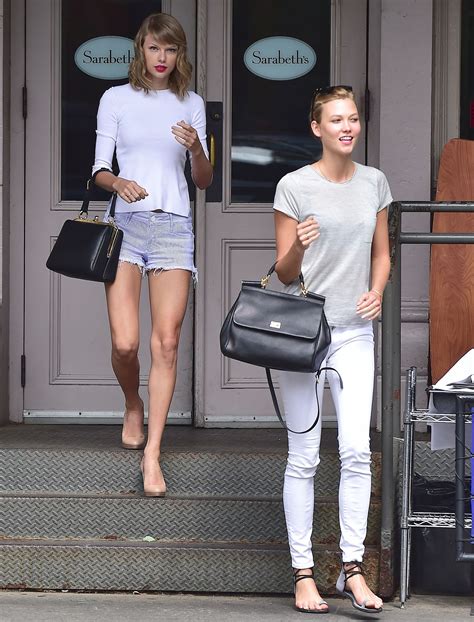 Taylor Swift S Ladylike Way Of Holding A Purse Glamour