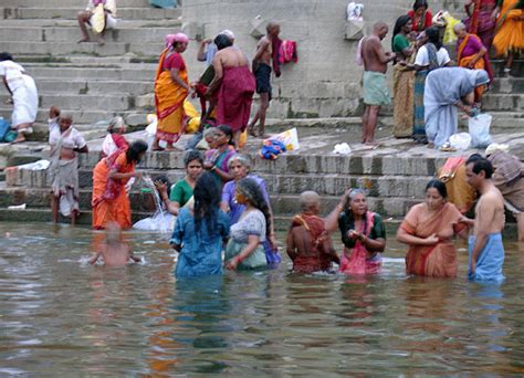 wet indian girl at river bath indian aunty ganga bathing sexy erotic girls