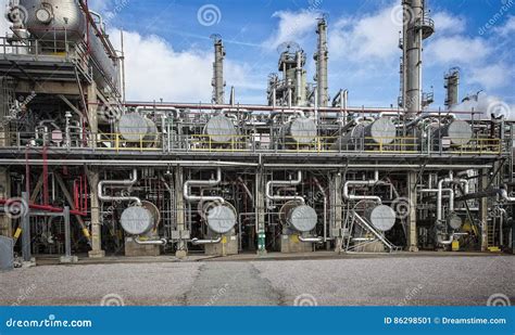 raffinaderij  het de chemische eenheid en materiaal van het installatieproces stock afbeelding