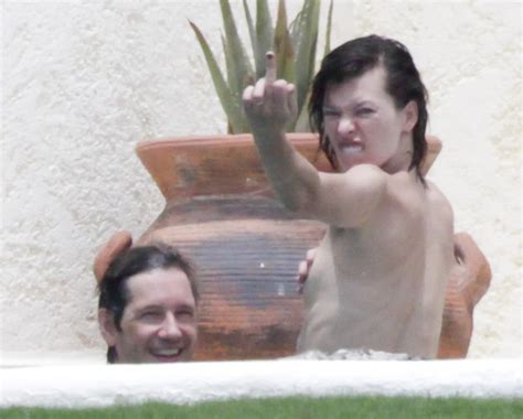 Milla Jovovich Nua Em Beach Babes