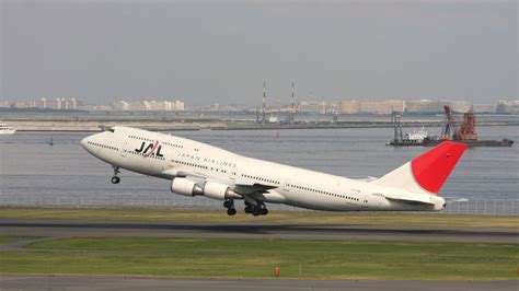 worlds first jumbo jet boeing 747 100 jal japan airlines during takeoff aeronef