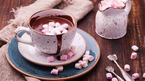 gorąca czekolada z piankami w filiżance