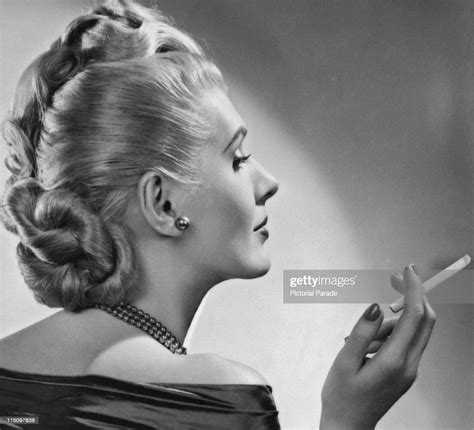 A Woman Smoking A Cigarette Circa 1950s Photo Dactualité Getty Images