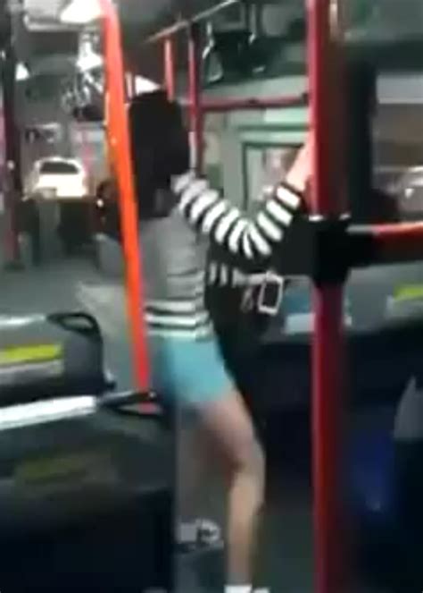 Mk News `오늘의 유튜브` 버스 안에서 봉춤 추는 여자