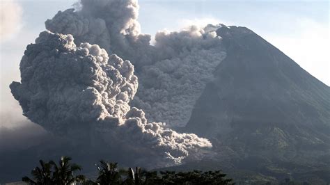 Indonesias Merapi Volcano Spews Hot Clouds In New Eruption Tourism