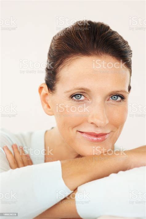 photo libre de droit de portrait dune femme dâge mûr souriant