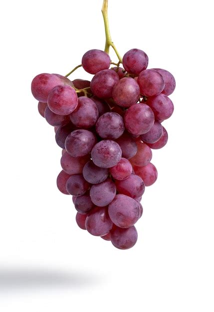 grappe de raisin rouge isole sur blanc photo premium