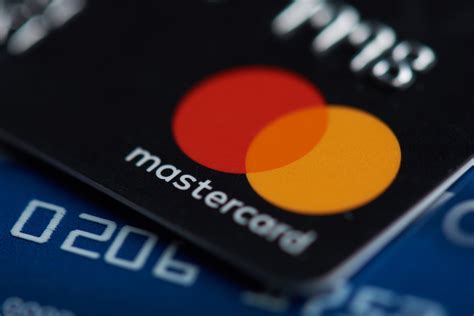 mastercard  give retailers  fee  offering cashback latest