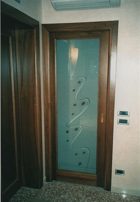10 modelli più belli da cui trarre ispirazione. Porta vetro e legno con vetro sabbiato con murrine Padova