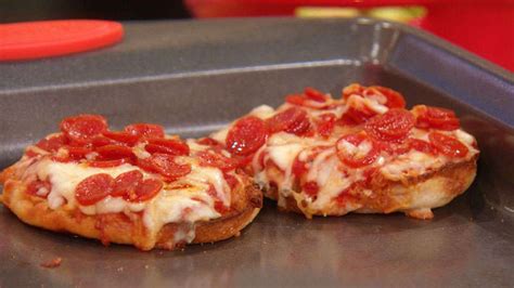 Bill Bellamy S Pepperoni English Muffin Pizza Rachael Ray Show