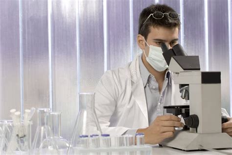 jonge wetenschapper die iets ontdekt stock foto afbeelding bestaande uit chemie biologie